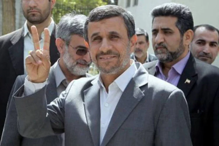 Ahmadinejad faz o sinal da vitória após uma reunião de gabinete em Teerã
 (AFP)