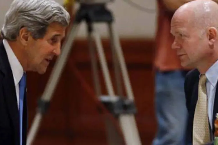John Kerry fala com homólogo britânico William Hague durante reunião "Amigos da Síria" em Amã nesta quarta-feira (22)
 (Jim Young/AFP)