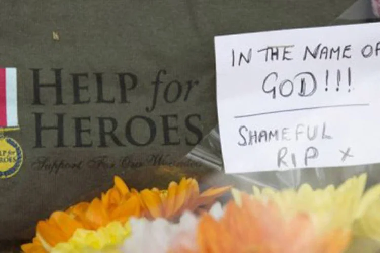 
	Homenagem ao soldado brit&acirc;nico assassinado por supostos islamitas: os dois suspeitos foram presos
 (Justin Tallis/AFP)