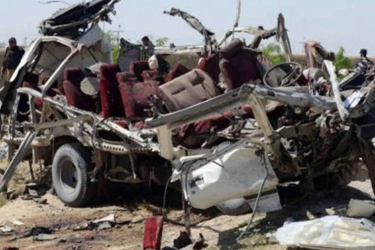 
	Ve&iacute;culo militar atingido por explos&atilde;o na cidade paquistanesa de Quetta: dez pessoas ficaram feridas no ataque
 (Banaras Khan/AFP)