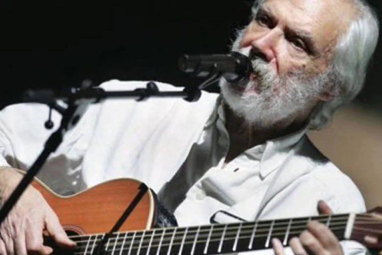 Moustaki durante show: eles estava sem cantar desde 2011, quando revelou que sofria de problemas respiratórios
 (Bertrand Guay/AFP)
