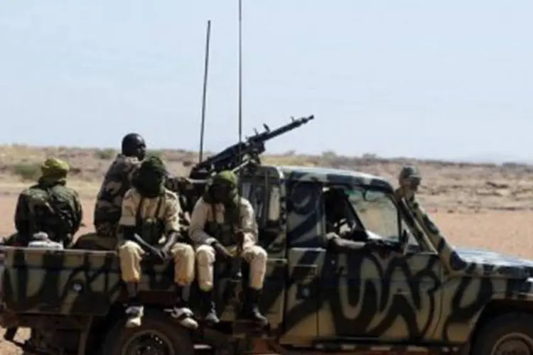 
	Soldados nigerianos patrulham Agadez: &quot;aconteceram mortes nos dois lados&quot;, disse uma fonte do minist&eacute;rio nigerino da Defesa
 (Issouf Sanogo/AFP)