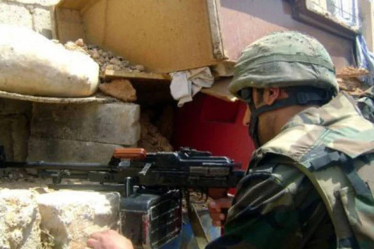 
	Soldados s&iacute;rios combatem em Qousseir: 46 membros do Hezbollah morreram na cidade de Qousseir desde domingo
 (AFP)
