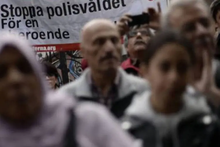Manifestação em Estocolmo contra a violência policial e o vandalismo: os distúrbios explodiram depois que a polícia matou na semana passada um homem de 69 anos  (Jonathan Nackstrand/AFP)
