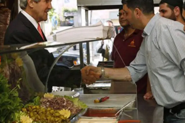 
	Kerry visita um restaurante em Ramallah, Cisjord&acirc;nia: ele&nbsp;est&aacute; na regi&atilde;o pela quarta vez desde que assumiu o cargo em fevereiro
 (Jim Young/AFP)