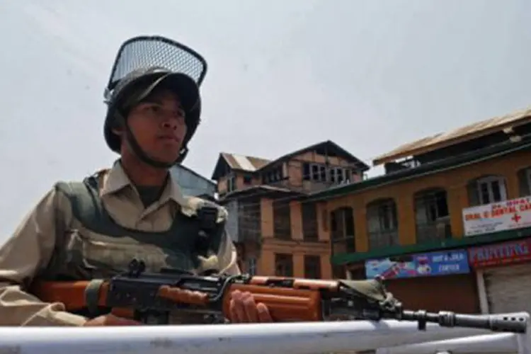 
	Soldado indiano monta guarda em Srinagar: a emboscada aconteceu 30 km ao sudeste de Srinagar, principal cidade desta regi&atilde;o de maioria mu&ccedil;ulmana
 (Rouf Bhat/AFP)