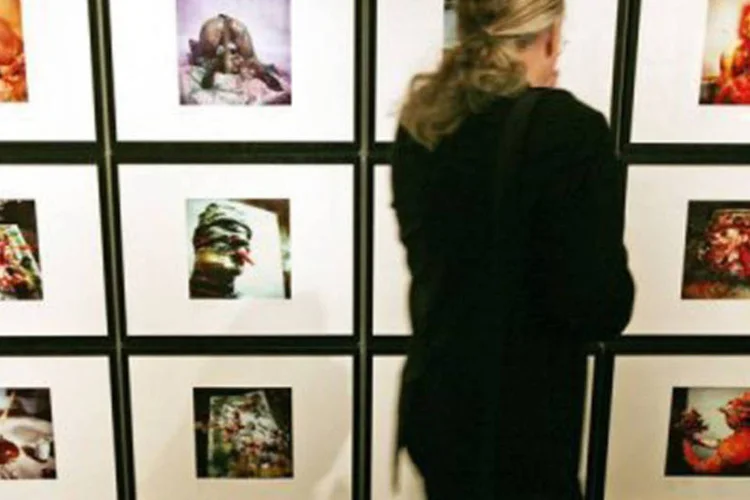 
	Fotos do artista Otto Muehl em exposi&ccedil;&atilde;o em Viena: os trabalhos inclu&iacute;am pinturas representado atos de zoofilia, imagens de Hitler com um p&ecirc;nis no lugar do nariz ou a Madre Teresa em atos sexuais
 (Dieter Nagl/AFP)