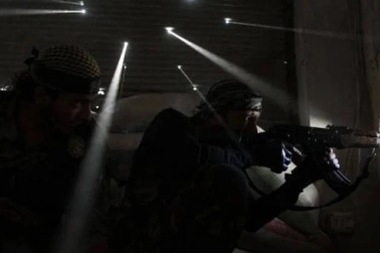
	Rebeldes s&iacute;rios combatem as for&ccedil;as de seguran&ccedil;a em Alepo:&nbsp;a rebeli&atilde;o reclama armas pesadas para proteger as zonas civis do poderio do regime, desde a militariza&ccedil;&atilde;o do conflito.
 (Javier Manzano/AFP)