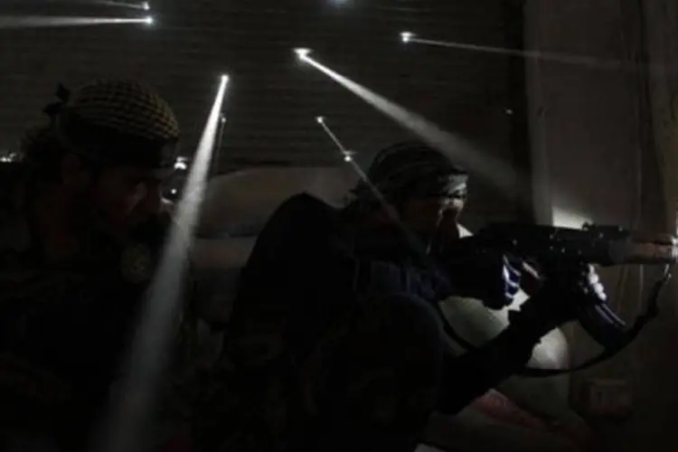 Rebeldes sírios combatem as forças de segurança em Alepo: em 13 de abril, o fotógrafo Laurent Van der Stockt viu os combatentes rebeldes "começando a tossir e colocando máscaras de gás"


 (Javier Manzano/AFP)