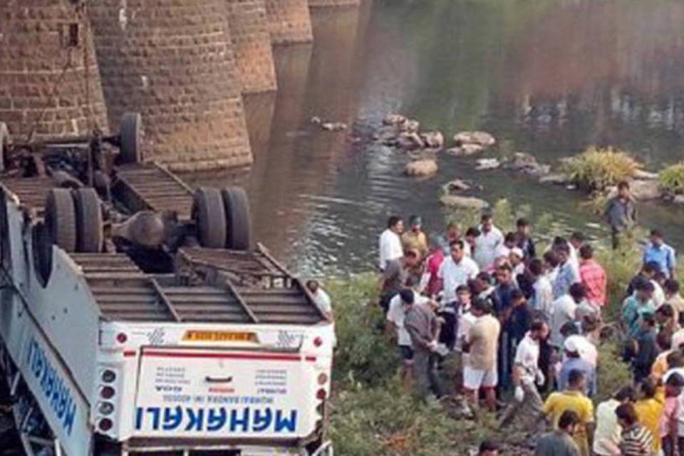 Ônibus cai em canal na Índia e mata 19