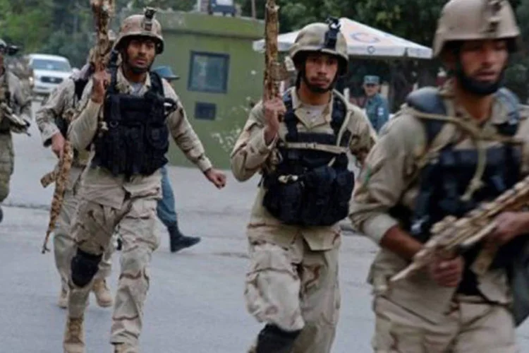 
	For&ccedil;as afeg&atilde;s em Cabul: baseada em Cabul e dirigida pelo sueco Karl Ake Roghe, a EUPOL conta com 350 efetivos internacionais e 200 afeg&atilde;os
 (Massoud Hossaini/AFP)