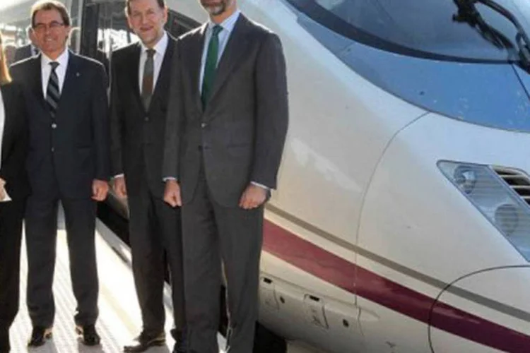 
	Inaugura&ccedil;&atilde;o do trem de alta velocidade entre a cidade espanhola de Barcelona e a fronteira com a Fran&ccedil;a: a Espanha &eacute; o pa&iacute;s europeu com a maior extens&atilde;o de linha ferrovi&aacute;ria
 (Toni Albir/AFP)