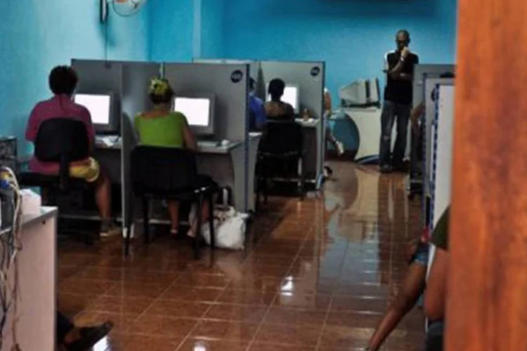 
	Lan house em Havana em 2011: na ilha existem agora mais de 200 salas p&uacute;blicas de internet em hot&eacute;is
 (AFP)