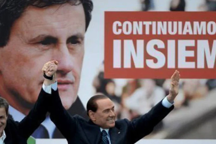 
	Gianni Alemanno (e) e Silvio Berlusconi, em Roma: o candidato da esquerda Ignazio Marino conquistou 42,7% dos votos e Gianni Alemanno, 30,2% (Filippo Monteforte/AFP)