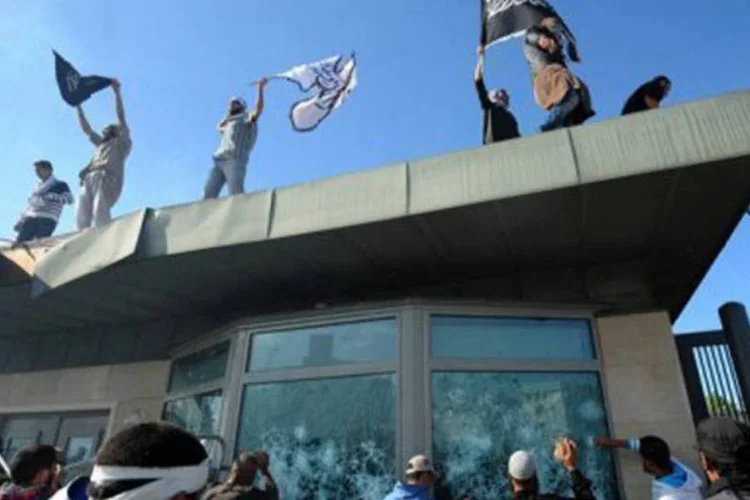 
	Manifestantes ocupam a entrada da embaixada americana na Tun&iacute;sia: eles protestavam contra um filme islamof&oacute;bico produzido nos EUA
 (Fethi Belaid/AFP)