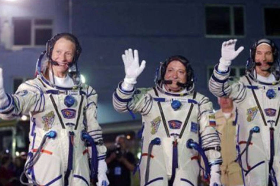 Nova tripulação chega à ISS em tempo recorde