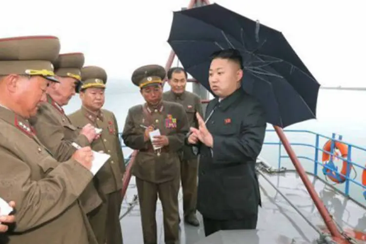 
	Kim Jong-Un realiza inspe&ccedil;&atilde;o: &quot;aumentaremos nosso controle sobre a valiosa espada nuclear e conduziremos nossas batalhas contra os imperialistas com ainda mais vigor&quot;
 (Kcna/AFP)