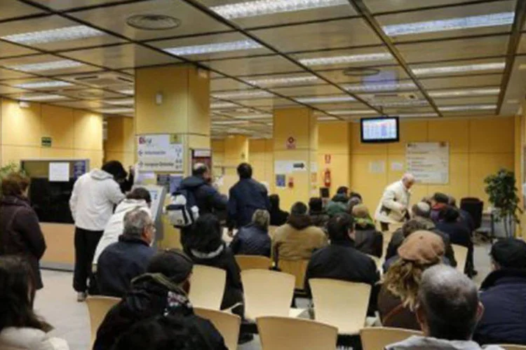 
	Pessoas aguardam em centro de emprego em fevereiro de 2013: as taxas mais elevadas de desemprego foram registradas na Gr&eacute;cia (27,0% em fevereiro de 2013)
 (César Manso/AFP)