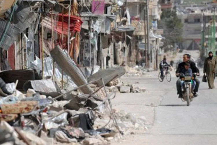 
	S&iacute;rios se deslocam por &aacute;rea destru&iacute;da de Maarat al-Numan
 (Bulent Kilic/AFP/AFP)