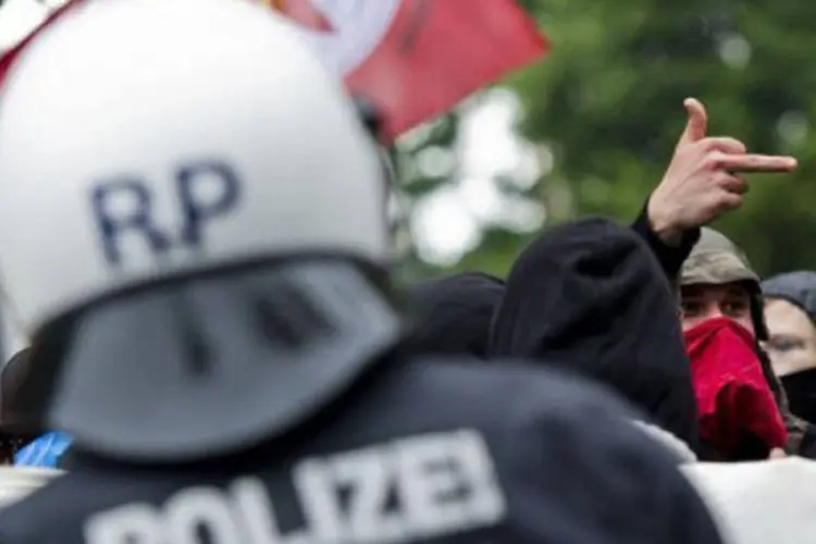 
	Manifestantes e policiais em frente ao BCE, em Frankfurt: centenas de policiais foram mobilizados
 (Nicolas Armer/AFP)