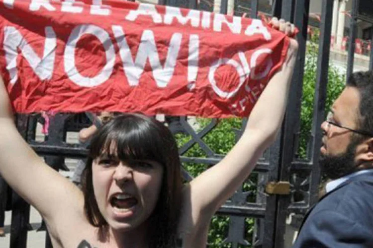 
	Ativista do Femen protesta em Tun&iacute;s no dia 29 de maio: v&aacute;rios pa&iacute;ses europeus e ONG internacionais criticaram a condena&ccedil;&atilde;o imposta &agrave;s jovens.
 (Fethi Belaid/AFP)