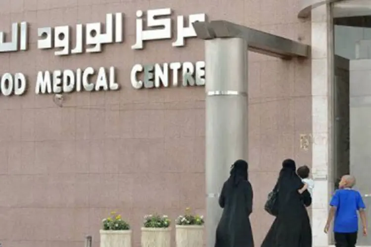 Família saudita chega a hospital no centro da capital Riad: esses novos casos elevam a 50 o número de vítimas confirmadas em nível mundial (Fayez Nureldine/AFP)