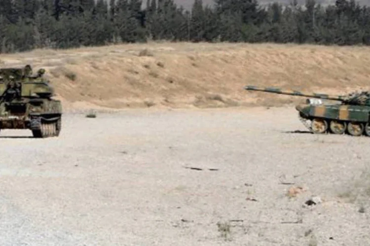 
	Tanques do Ex&eacute;rcito s&iacute;rio se posicionam: o embargo foi retirado a pedido da Gr&atilde;-Bretanha e da Fran&ccedil;a, apesar da relut&acirc;ncia e da oposi&ccedil;&atilde;o de outros 25 pa&iacute;ses
 (AFP)
