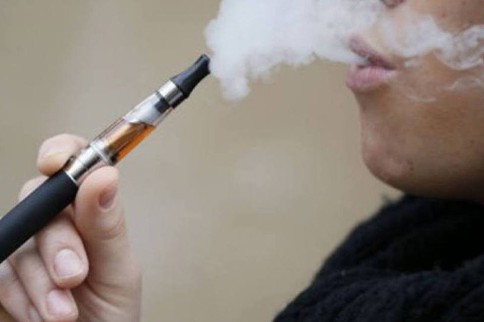 Inglaterra proibirá cigarros eletrônicos para menores
