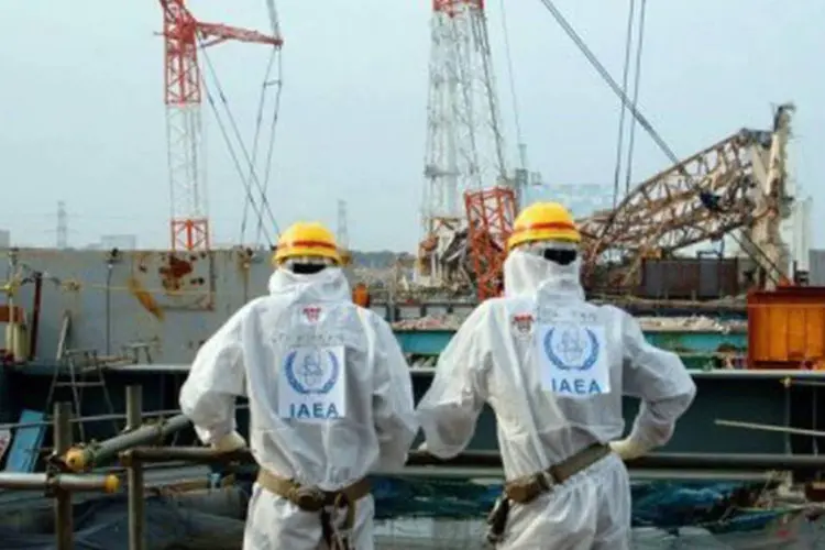 
	Funcion&aacute;rios da Ag&ecirc;ncia Internacional de Energia At&ocirc;mica fazem uma inspe&ccedil;&atilde;o na usina da Tepco em Fukushima: o trabalho deles abrange revistas rotineiras para encontrar falhas
 (AFP)
