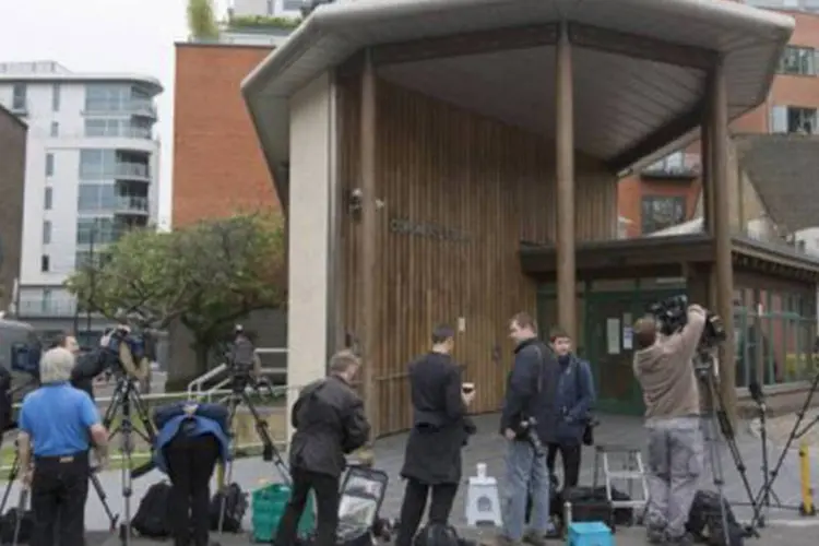 
	Jornalistas em frente ao tribunal de Southwark: a necropsia revelou esta semana que Lee Rigby havia morrido devido a m&uacute;ltiplos ferimentos incisos
 (Justin Tallis/AFP)
