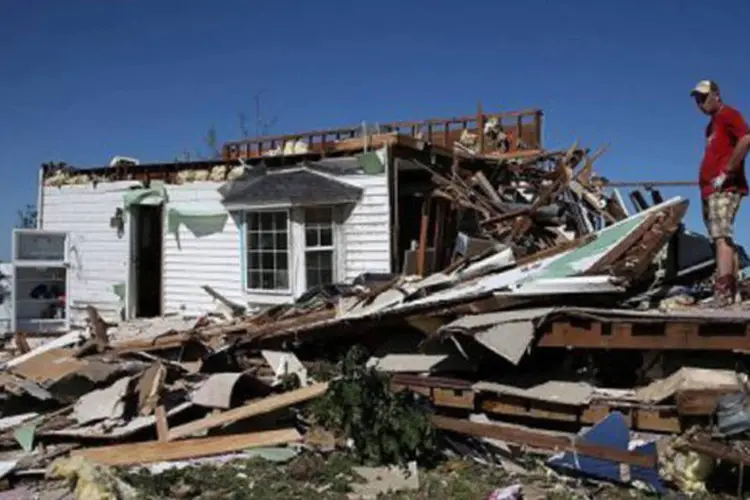 
	Homem observa a casa destru&iacute;da ap&oacute;s passagem de tornados por Reno, Oklahoma: no total, 14 pessoas foram mortas
 (Justin Sullivan/AFP)