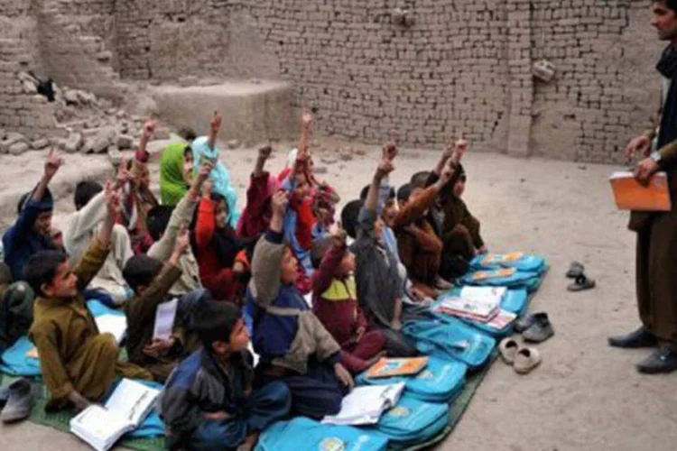 
	Professor e crian&ccedil;as no dia 30 de janeiro em Jalalabad: o ataque aconteceu quando as crian&ccedil;as deixavam uma escola no leste do Afeganist&atilde;o
 (Nurula Shirzada/AFP)