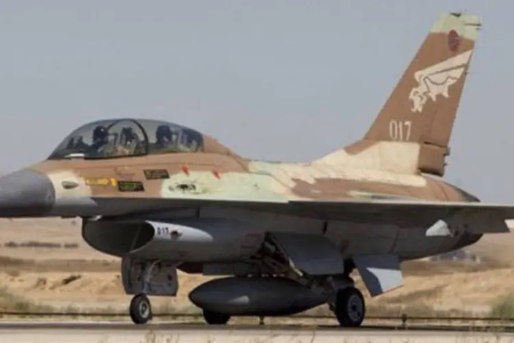 
	Avi&atilde;o F-16 israelense decola da base da for&ccedil;a a&eacute;rea de Nevatim: &quot;advertimos Israel que se violar o espa&ccedil;o a&eacute;reo iraquiano, ter&aacute; que assumir as consequ&ecirc;ncias&quot;, declarou o governo (Jack Guez/AFP)