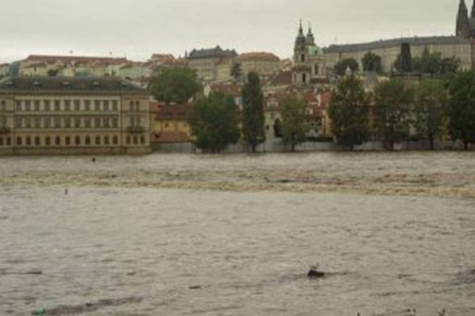 Rio Moldávia atinge nível máximo em Praga devido às chuvas