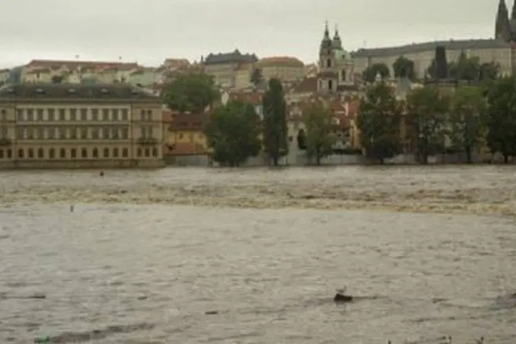 
	Rio Vltava em Praga no dia 2 de junho de 2013: foram instaladas barreiras para conter as inunda&ccedil;&otilde;es ao longo do rio
 (Michal Cizek/AFP)