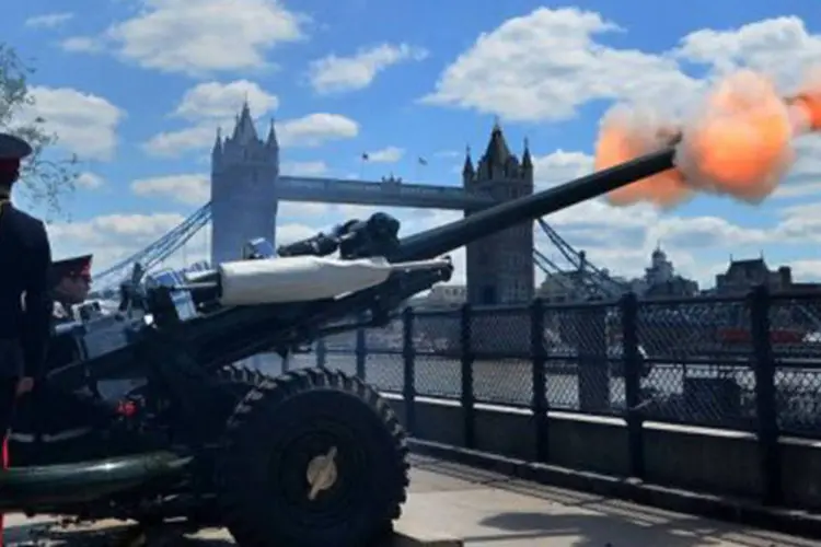 Membros da Companhia de Artilharia Honorável disparam salvas de tiros de canhão para celebrar os 60 anos de coroação da rainha Elizabeth II
 (Ben Stansall/AFP)