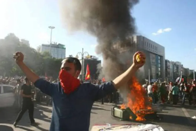 
	Protesto contra Erdogan no centro de Ancara: o premi&ecirc; turco afirmou que n&atilde;o ceder&aacute; &agrave;s press&otilde;es da rua
 (Adem Altan/AFP)