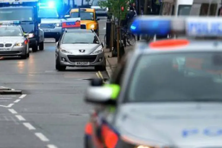 Carros da polícia escoltam Michael Adebowale ao tribunal de Londres
 (Ben Stansall/AFP)