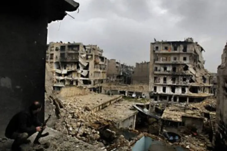 
	Vista da cidade de Alepo, na S&iacute;ria: quase todos os campos ao redor da cidade est&atilde;o controlados por rebeldes
 (Javier Manzano/AFP)