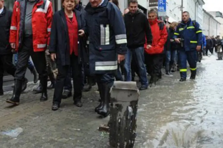 
	Merkel visita regi&atilde;o alagada na Alemanha: Merkel elogiou o trabalho das organiza&ccedil;&otilde;es e cidad&atilde;os para combater as inunda&ccedil;&otilde;es
 (Andreas Gebert/AFP)