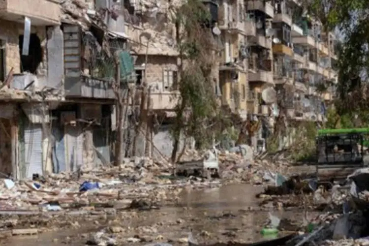 
	&Aacute;rea destru&iacute;da no bairro de Suleiman al-Halabi: as investiga&ccedil;&otilde;es n&atilde;o permitiram identificar o tipo de subst&acirc;ncia qu&iacute;mica nem os sistemas de armas usados ou quem os utilizou
 (AFP)