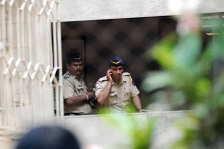 
	Policiais periciam casa de atriz: a pol&iacute;cia est&aacute; interrogando os vizinhos
 (AFP)
