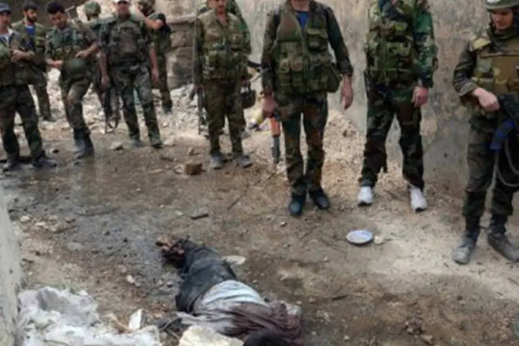 
	Soldados encontram um corpo durante uma patrulha em Alepo: a HRW diz ter examinado os cad&aacute;veres e ouvido testemunhos de um m&eacute;dico legista e de 18 fam&iacute;lias das v&iacute;timas
 (AFP)