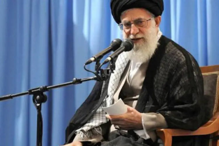 
	Khamenei: o l&iacute;der se referiu a Israel, ao dizer que&nbsp;&quot;o regime sionista&quot;&nbsp;est&aacute; fazendo a maldade e cometendo crimes contra os palestinos&nbsp;&quot;com o apoio dos EUA&quot; (AFP)