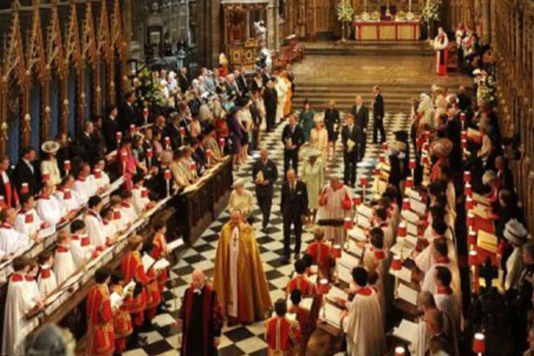 
	A rainha e membros da fam&iacute;lia real deixam a Abadia: a rainha foi aclamada por milhares de espectadores
 (Anthony Devlin/AFP)