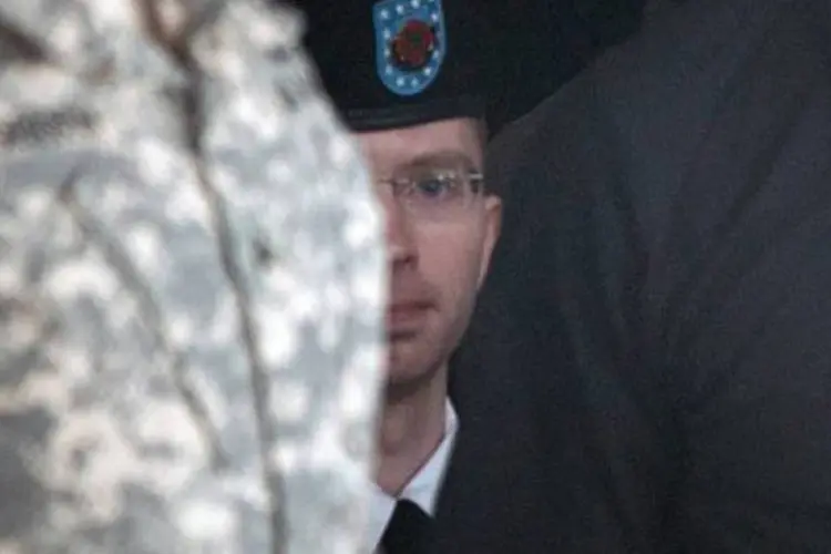 
	O ex-soldado Bradley Manning (C) ap&oacute;s o primeiro dia de julgamento, em 3 de junho, em Fort Meade, Maryland
 (Brendan Smialowski/AFP)