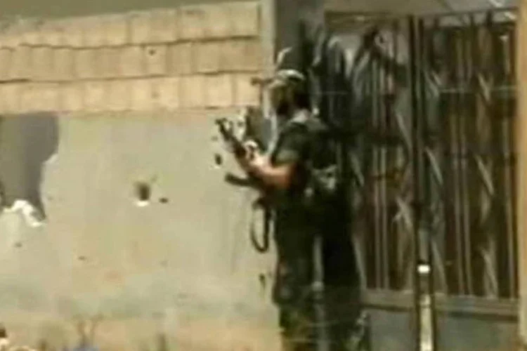 Imagem divulgada pela agência Sana mostra soldado sírio em Qousseir
 (AFP)