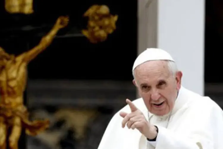 
	Papa Francisco na Pra&ccedil;a de S&atilde;o Pedro ap&oacute;s sua audi&ecirc;ncia geral semanal: &quot;ante a persist&ecirc;ncia das viol&ecirc;ncias e dos abusos, renovo com for&ccedil;a meu pedido de paz&quot;, disse
 (Filippo Monteforte/AFP)