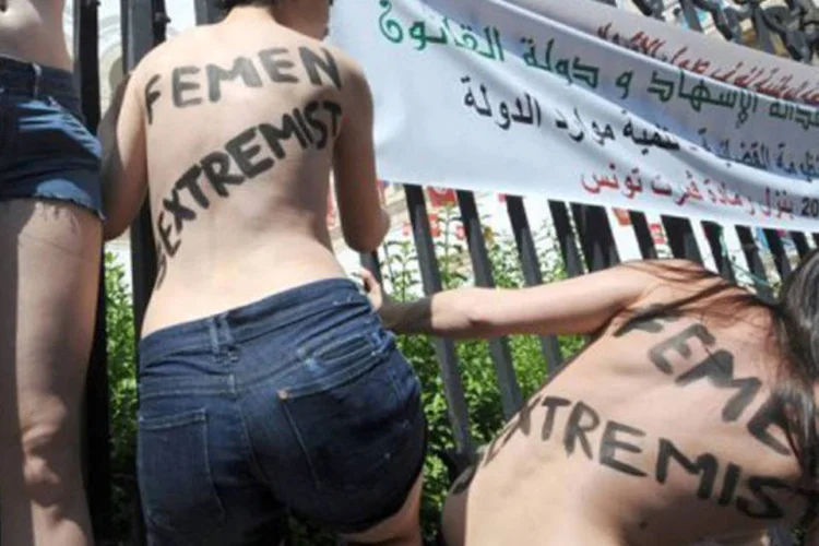 
	Ativistas do Femen protestam de topless na Tun&iacute;sia:&nbsp;as feministas, de acordo com o C&oacute;digo Penal tunisiano, poderiam ter sido sentenciadas a uma pena de pris&atilde;o m&aacute;xima de um ano, com cumprimento da condena&ccedil;&atilde;o.
 (Fethi Belaid/AFP)
