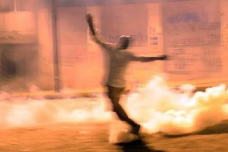 
	Manifestante enfrenta a pol&iacute;cia em Istambul, na Turquia:&nbsp;ap&oacute;s v&aacute;rias investidas policiais, grupos de manifestantes come&ccedil;aram a retornar &agrave; pra&ccedil;a gritando palavras de ordem, mas os agentes seguiram tentando bloquear sua passagem.
 (Bulent Kilic/AFP)